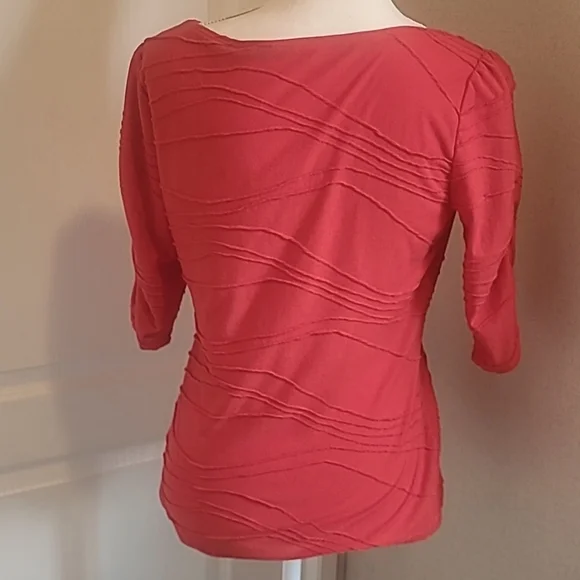 Women's Red shirt Size medium - Picture 3 of 6
